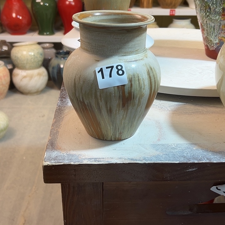 皮****花瓶白泥口9，高19，178，摆件