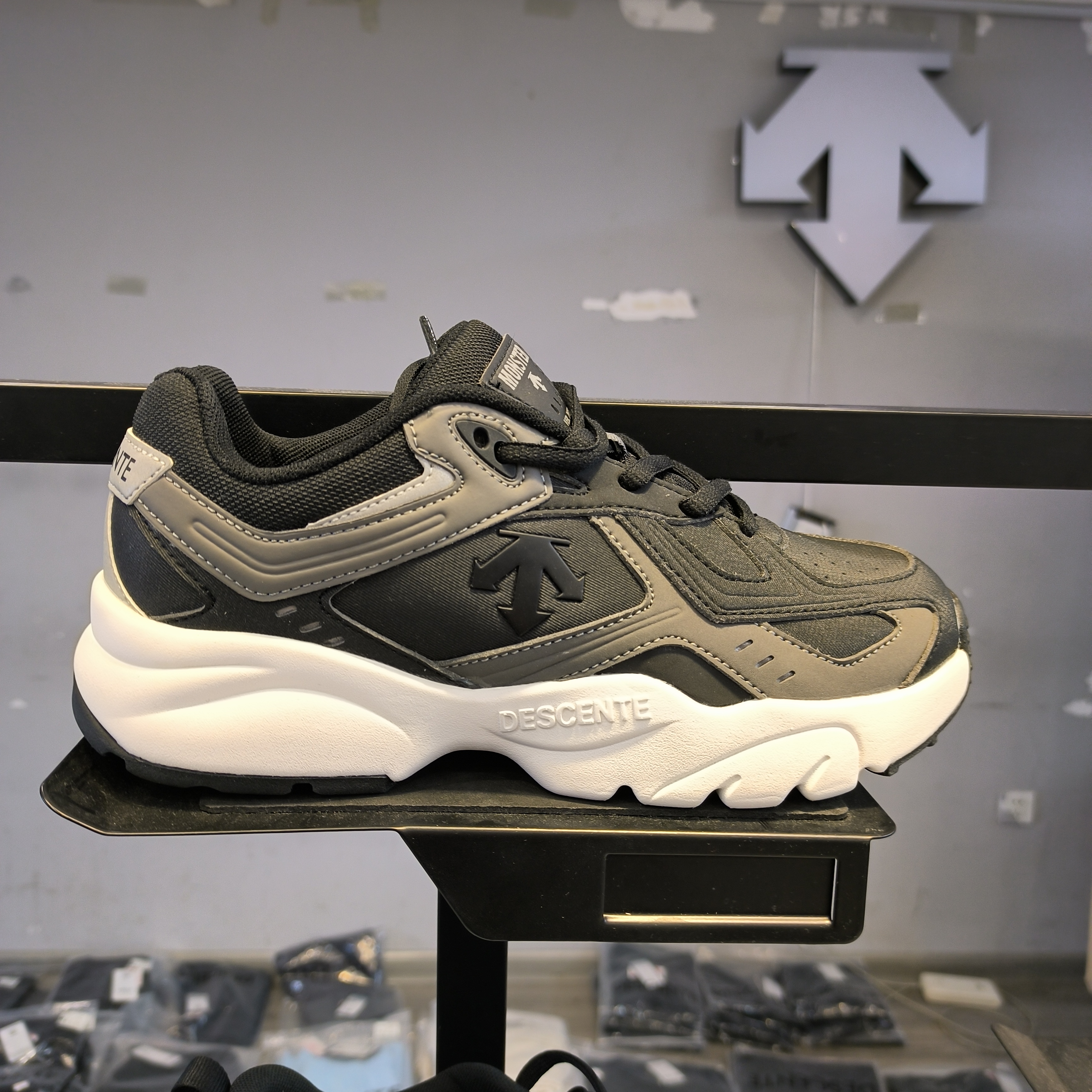 迪桑特DESCENTE黑色白底防滑运动鞋LCR82