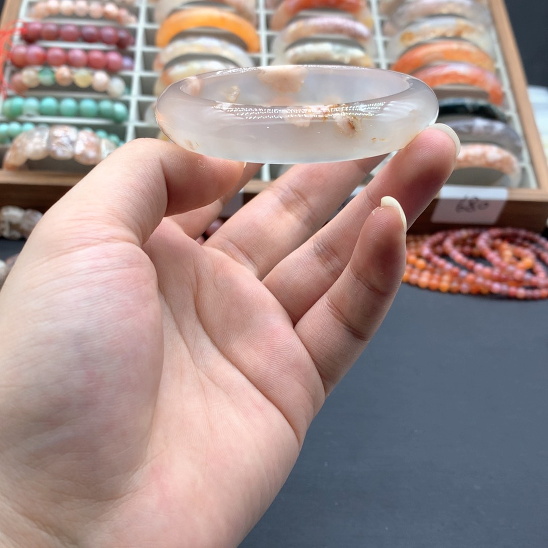 【闪购商品】玛瑙/玉髓手镯未镶嵌淡***。