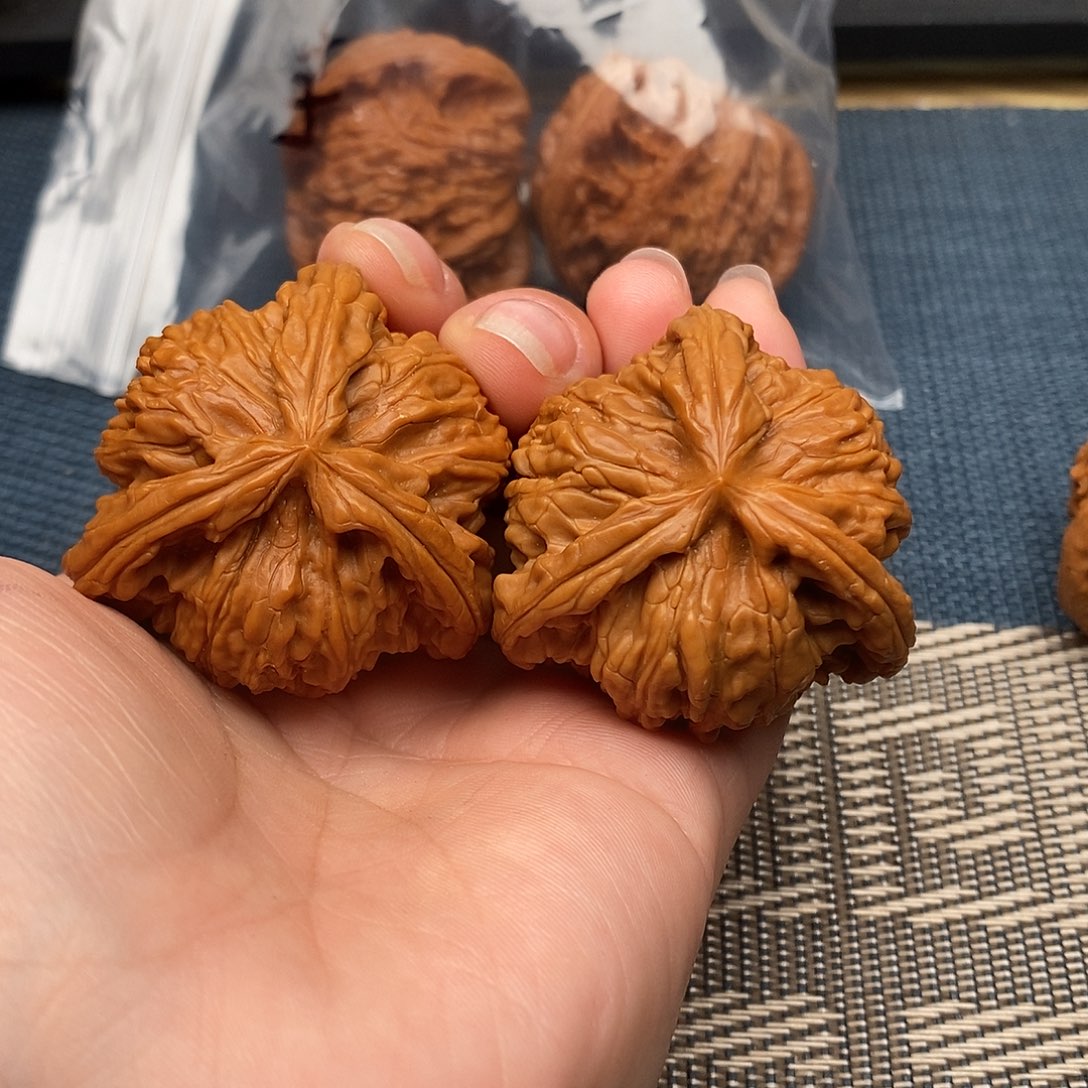 凉***.文玩核桃吊坠三棱