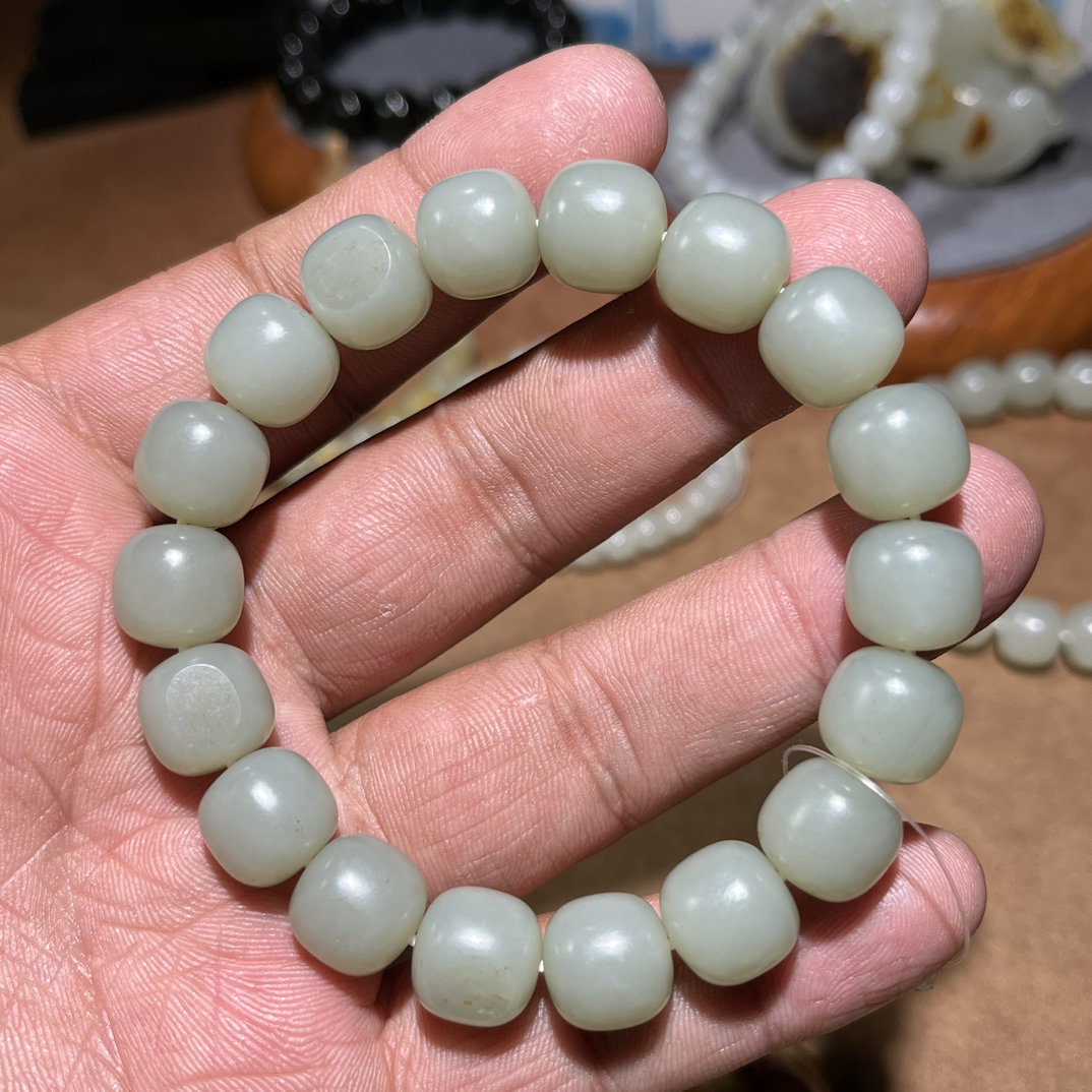 新疆和田玉老型珠手串青白