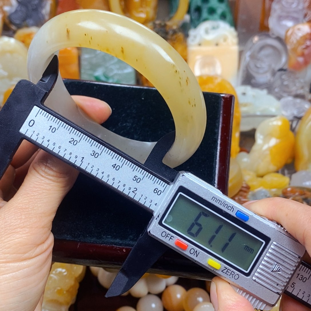 石英质玉（黄龙玉）未镶嵌颈饰