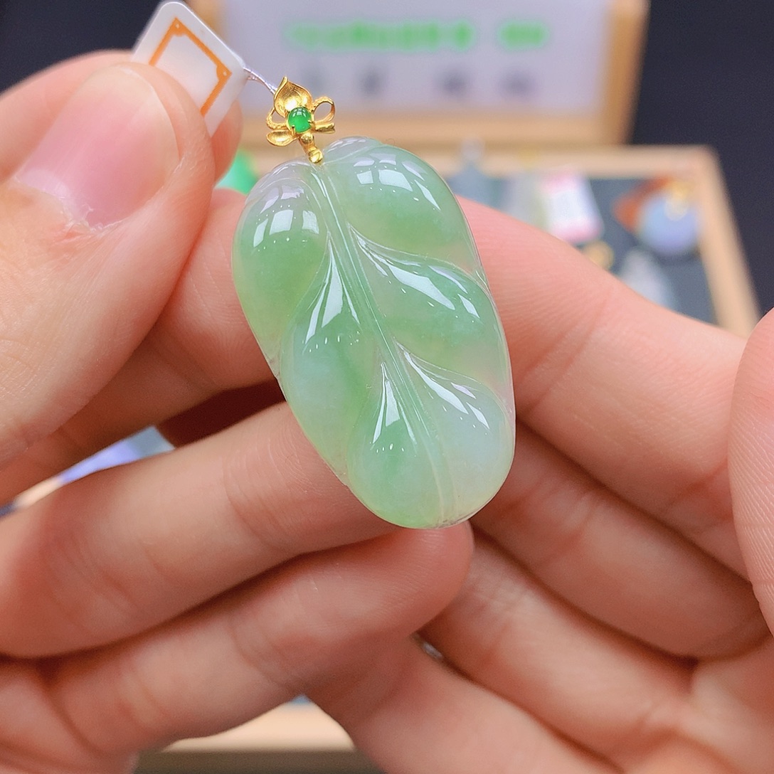 翡翠18K金镶嵌颈饰翡翠