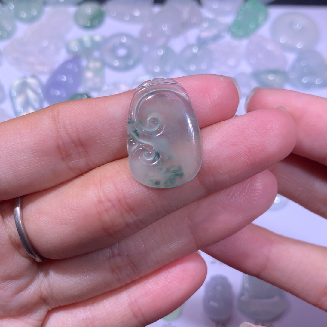 翡翠未镶嵌颈饰如意