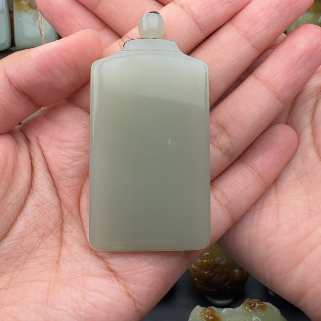 王***生和田玉未镶嵌颈饰