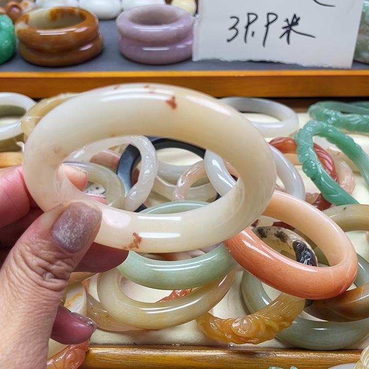 未镶嵌手镯石英质玉是**啊