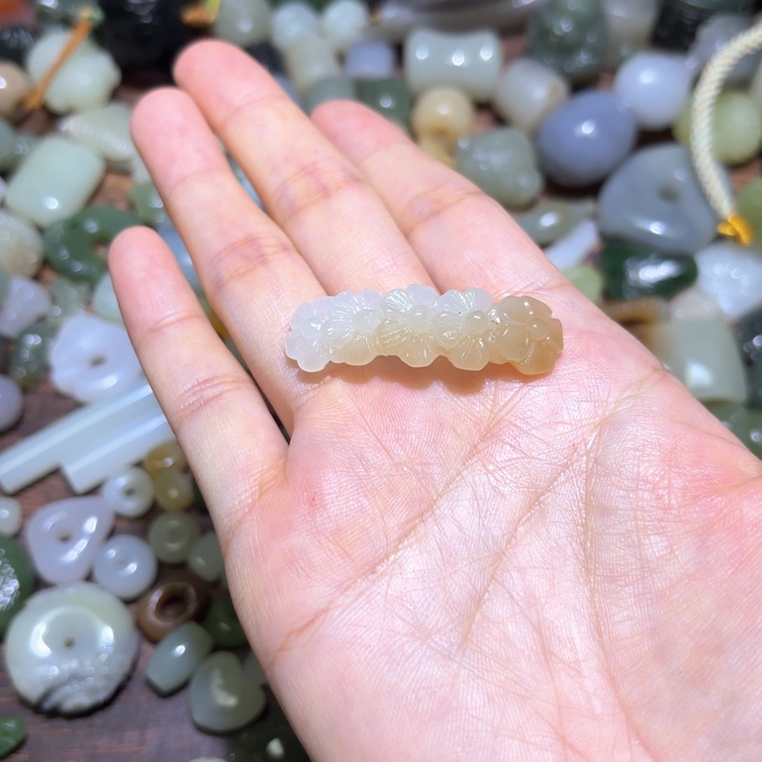 布***甜和田玉未镶嵌珠宝半成品