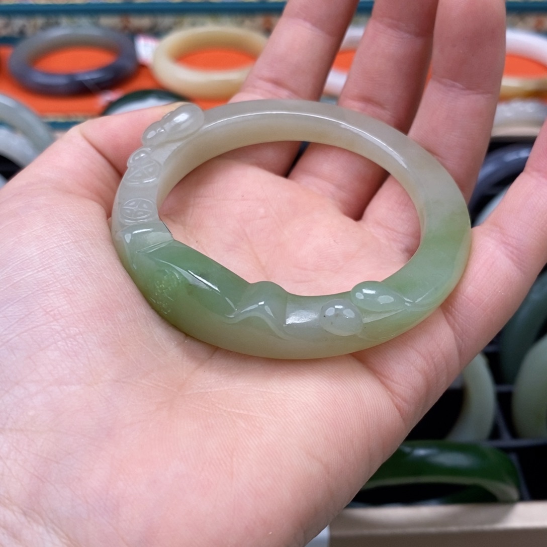 和田玉手镯未镶嵌爱****糖
