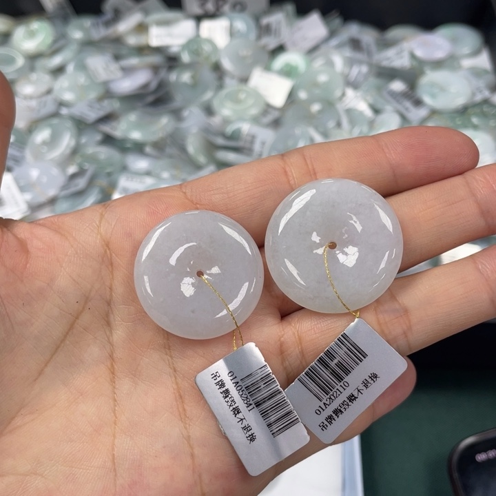 颈饰未镶嵌翡翠平安扣