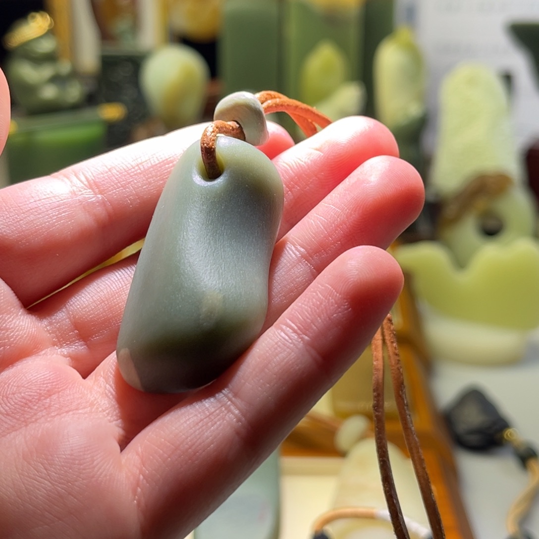 南***瓦和田玉未镶嵌颈饰