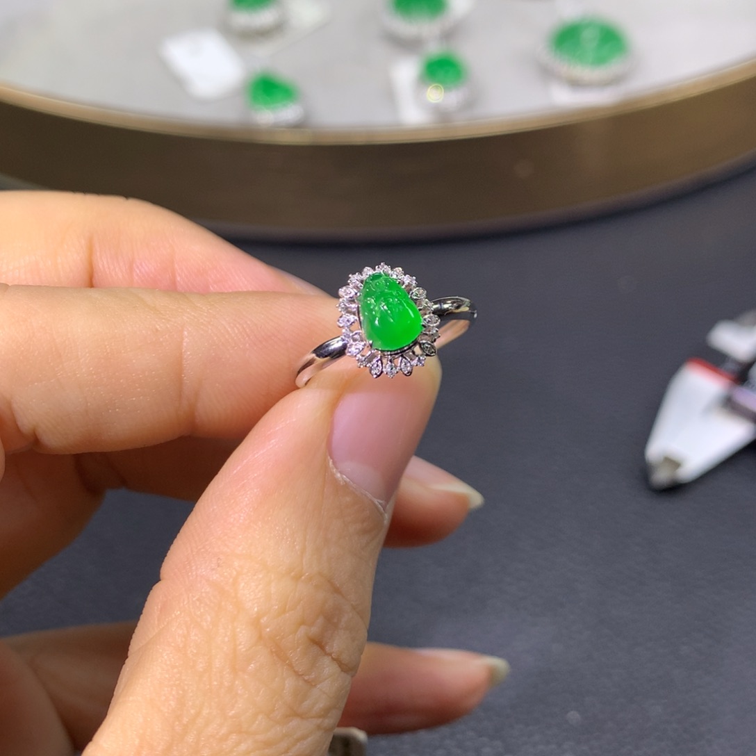 翡翠戒指18K金镶嵌翡翠