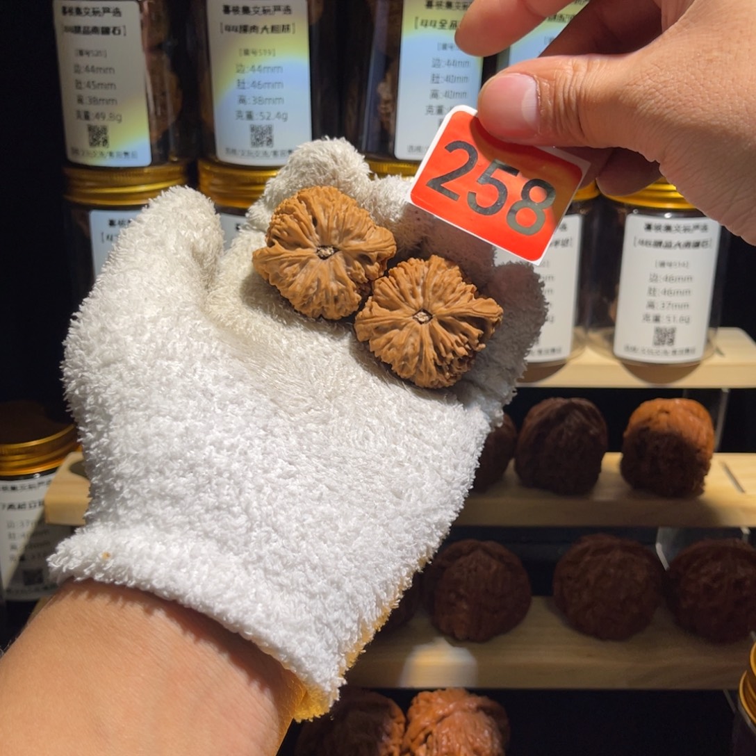 文玩核桃把件42高炮凹底南疆石 编号258