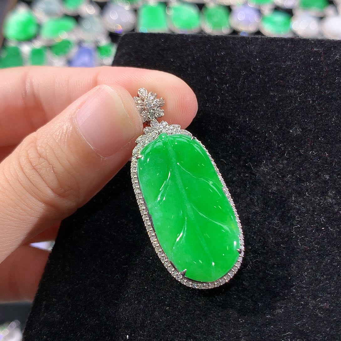 翡翠18K金镶嵌颈饰