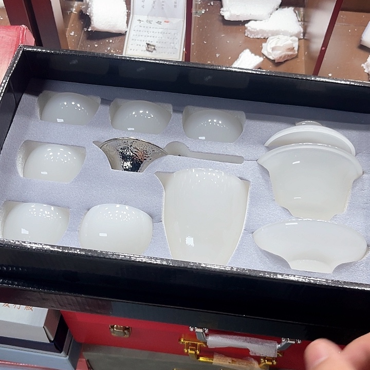 孤品茶具套装等。      