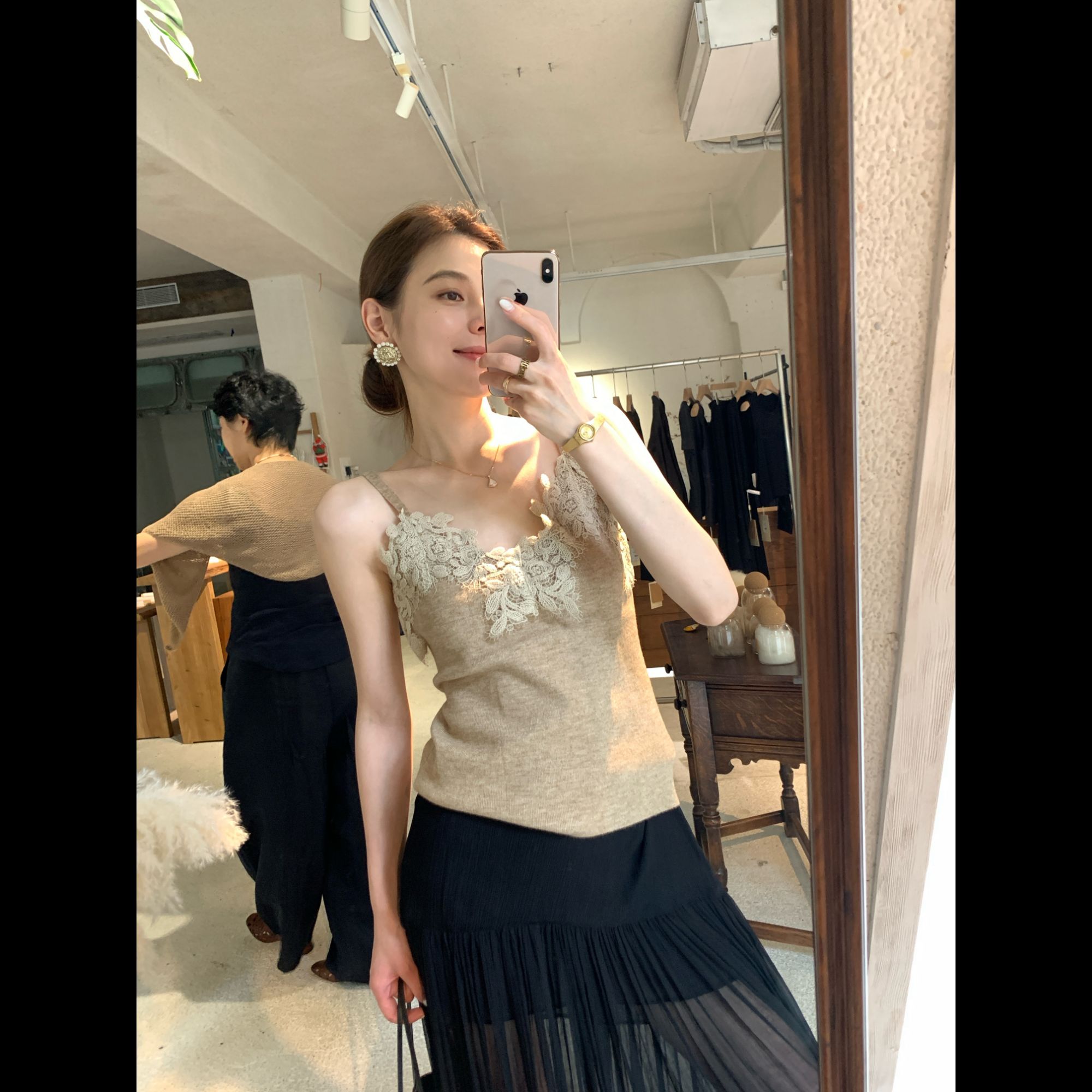 Mollyeeee麦纱 温柔感拉满 针织蕾丝拼接 细肩带修身无袖背心上衣