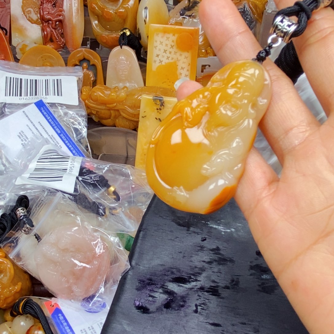 石英质玉（黄龙玉）颈饰未镶嵌