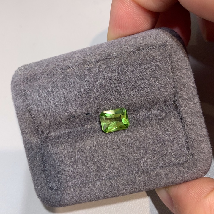 橄榄石裸石未镶嵌2.015克拉