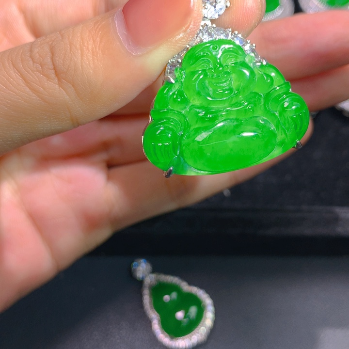 汐***妈翡翠银S925镶嵌颈饰一个