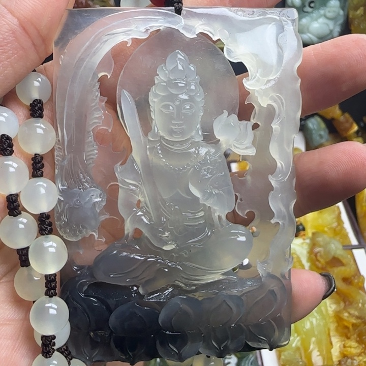 只***发蛇纹石玉未镶嵌颈饰