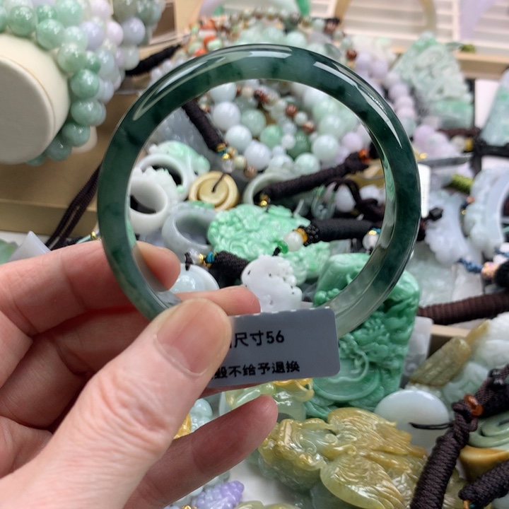 翡翠手镯未镶嵌吊坠