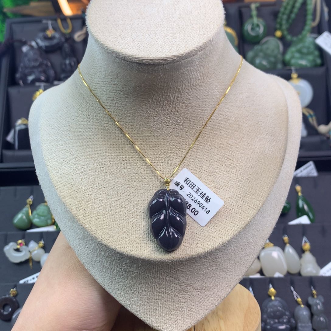 和田玉吊坠18K金镶嵌