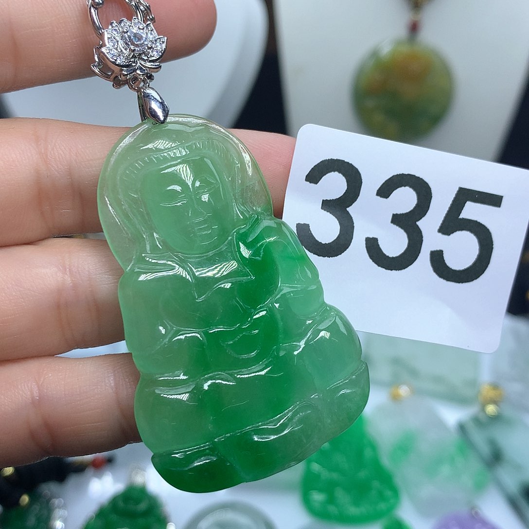 翡翠吊坠(赠链)未镶嵌