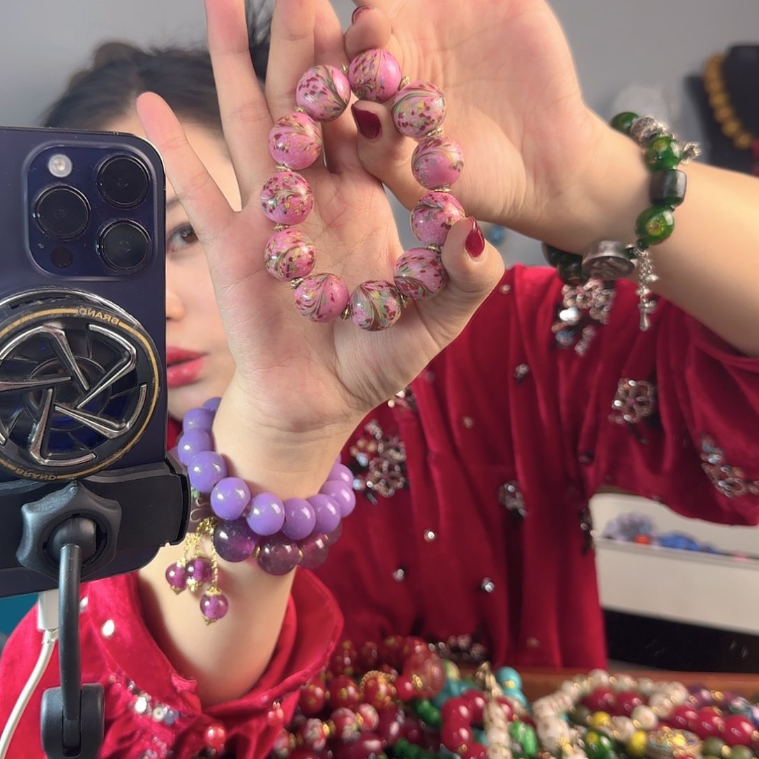 玻璃颈饰老琉璃的故事是一个人的故事吗