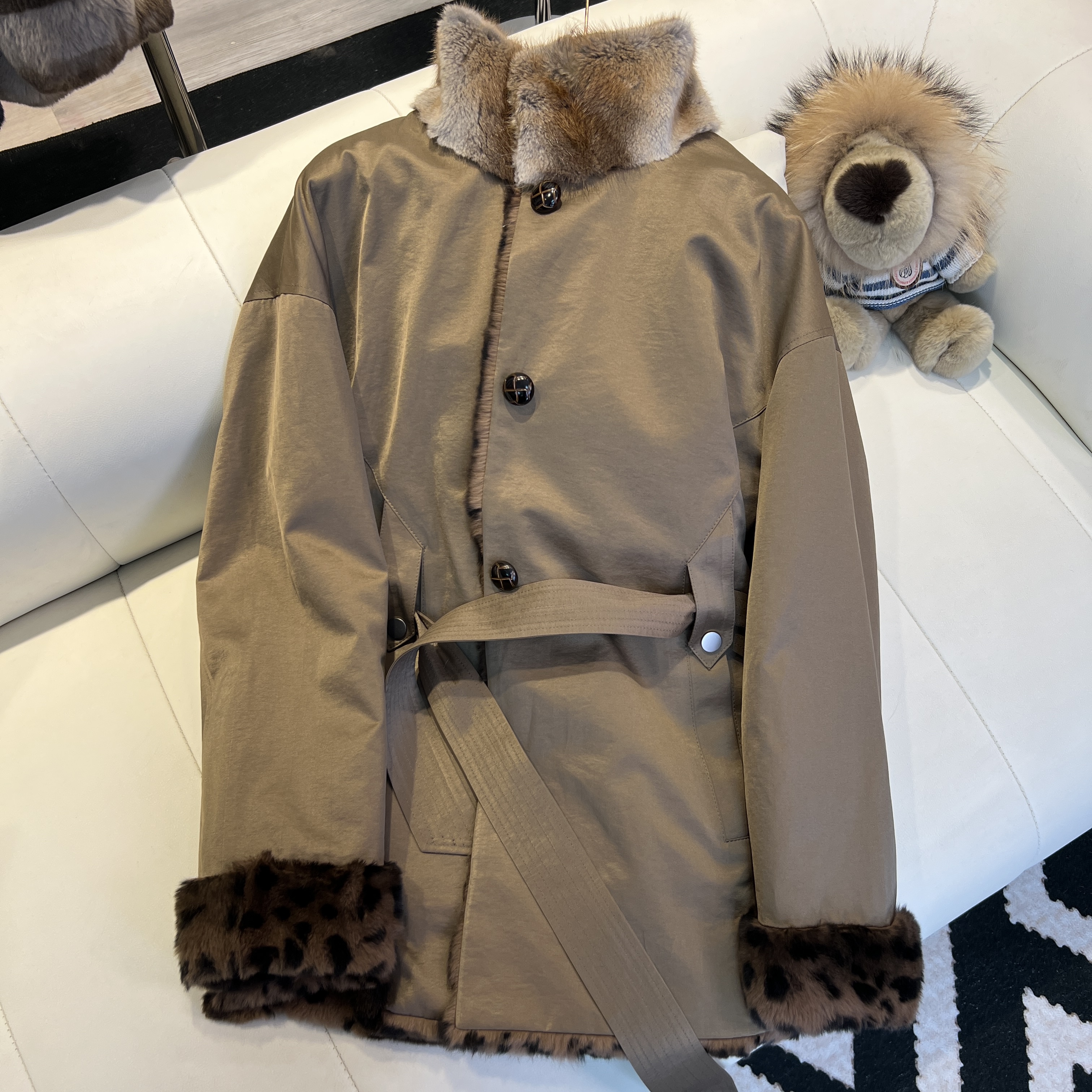 【YISHAN-】高奢时尚气质慵懒感双面穿青根貂领皮草外套D25368