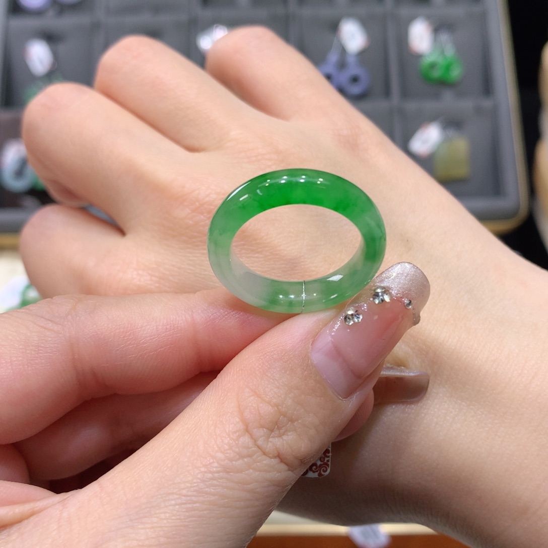 翡翠戒指未镶嵌翡翠