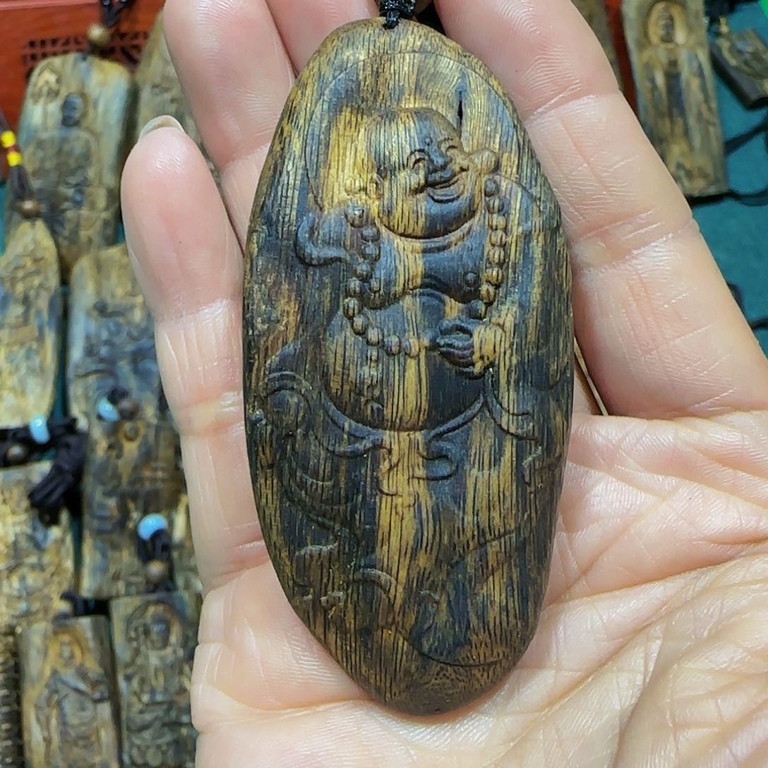 沉香吊坠海南白奇乌身老料雕刻佛公带绳16.8克