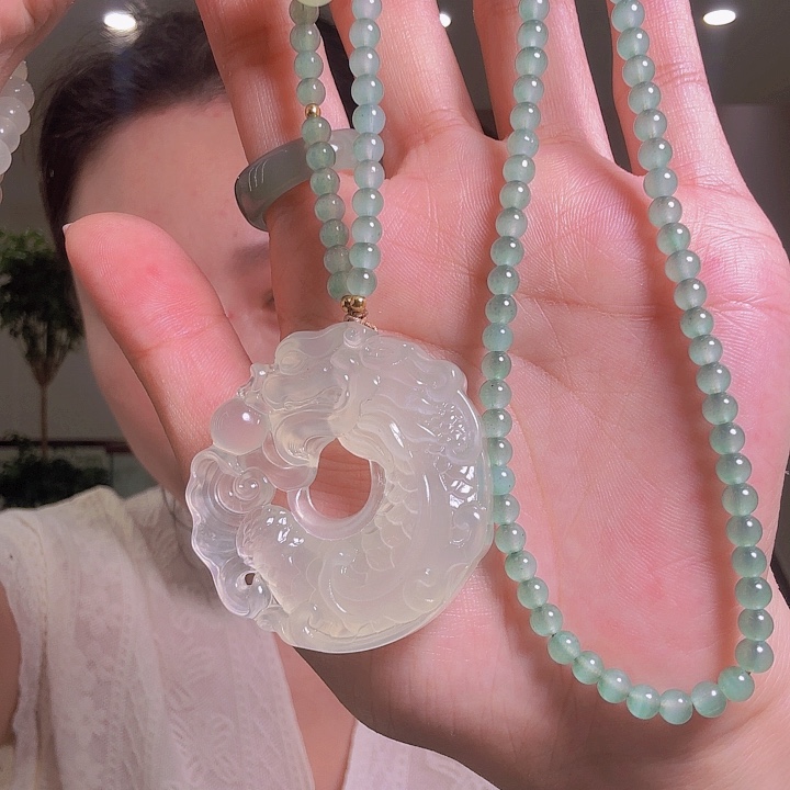 蛇纹石玉足银镶嵌颈饰