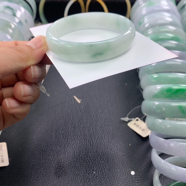 翡翠未镶嵌手镯公主