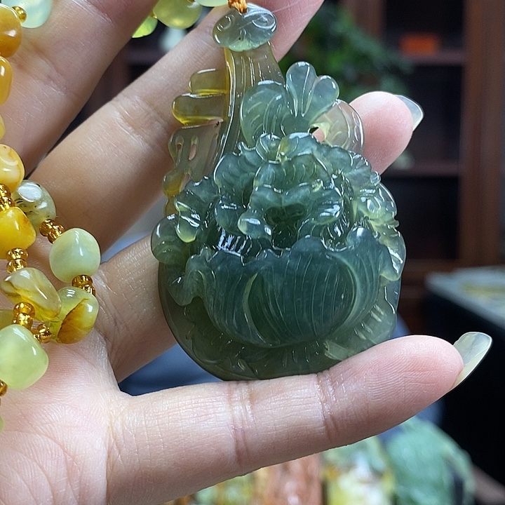 蛇纹石玉未镶嵌颈饰