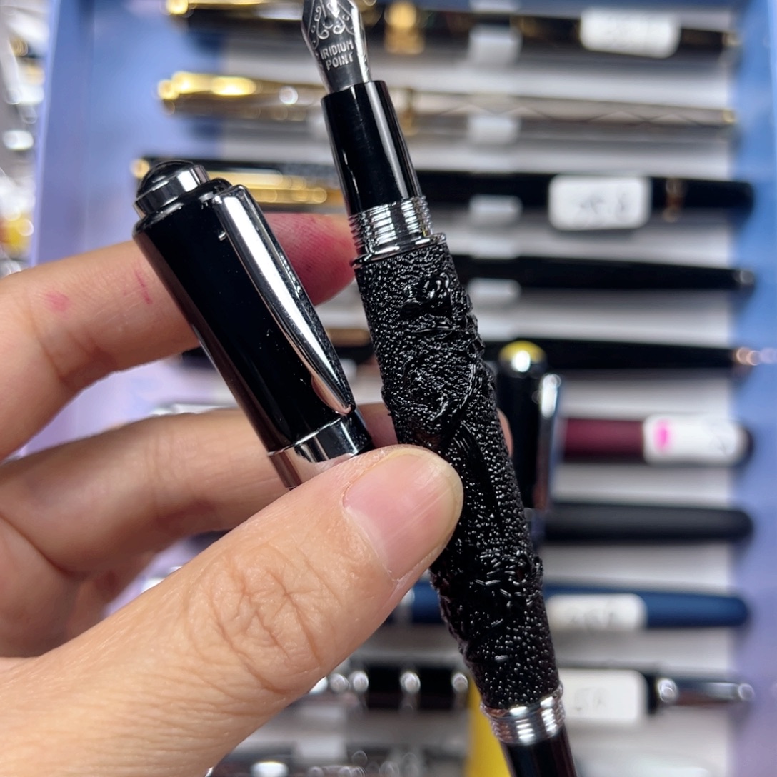 夜***寒便携式黑色富利文浮雕款钢笔