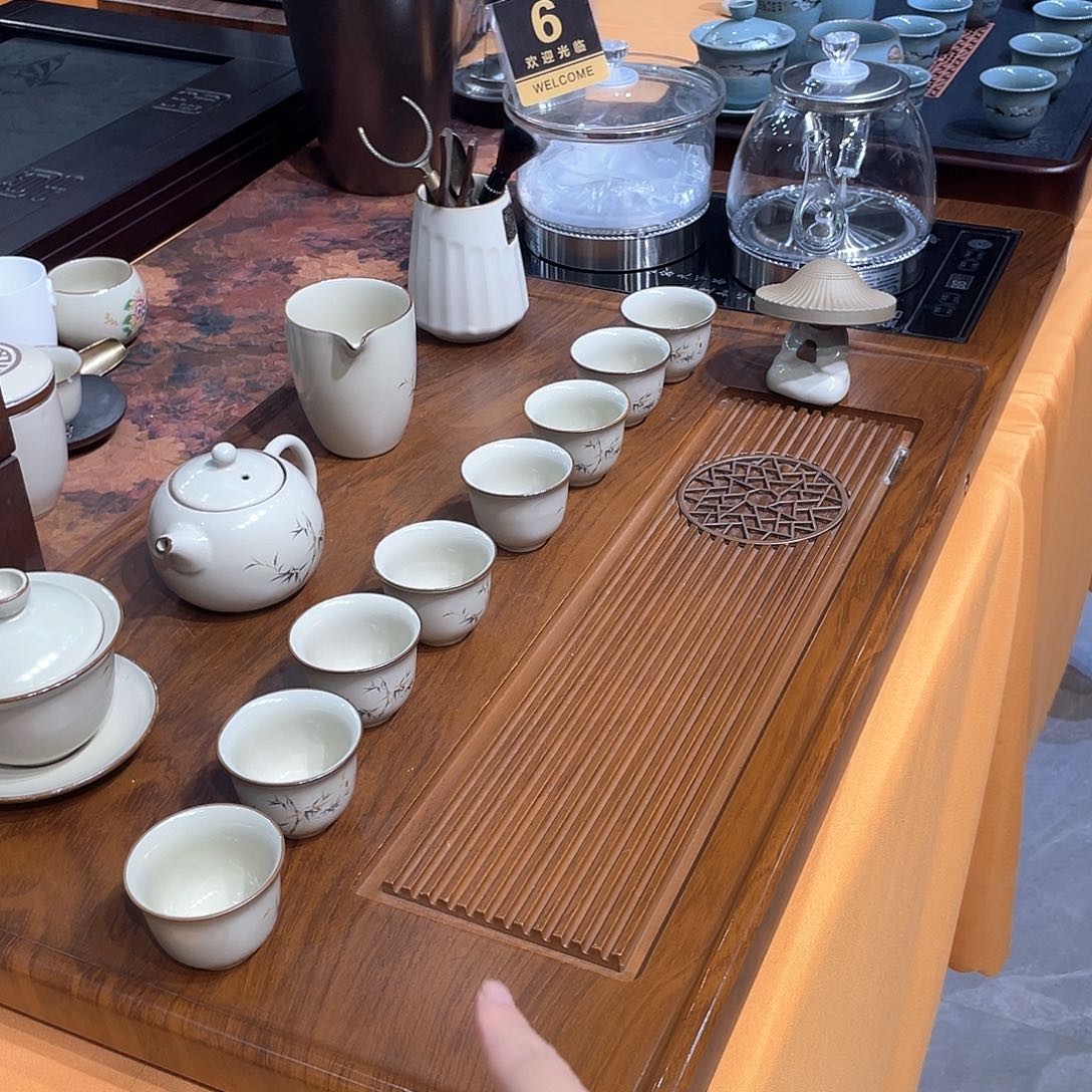 瓷片茶盘里还有个杯子里是水