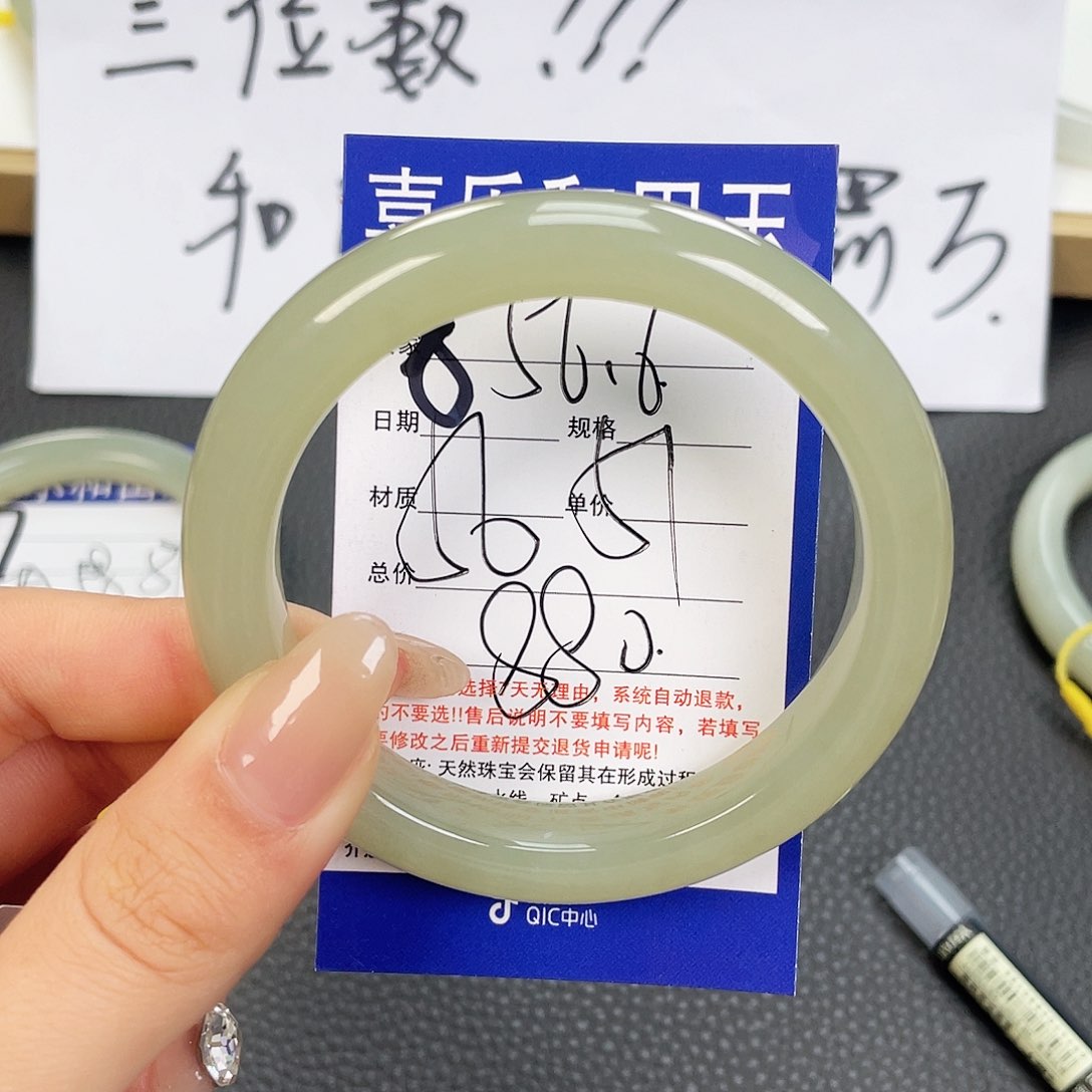 和田玉手镯未镶嵌