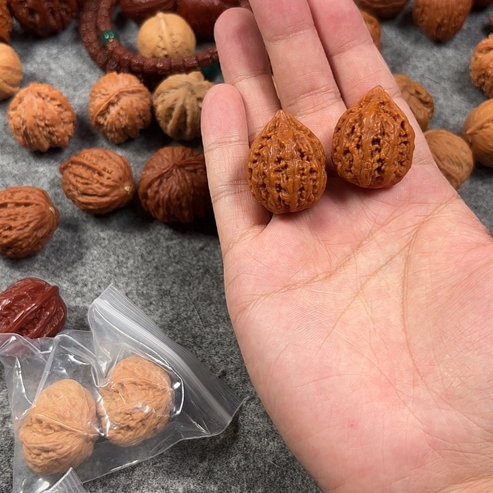 文玩核桃吊坠玉麒麟小鸡心