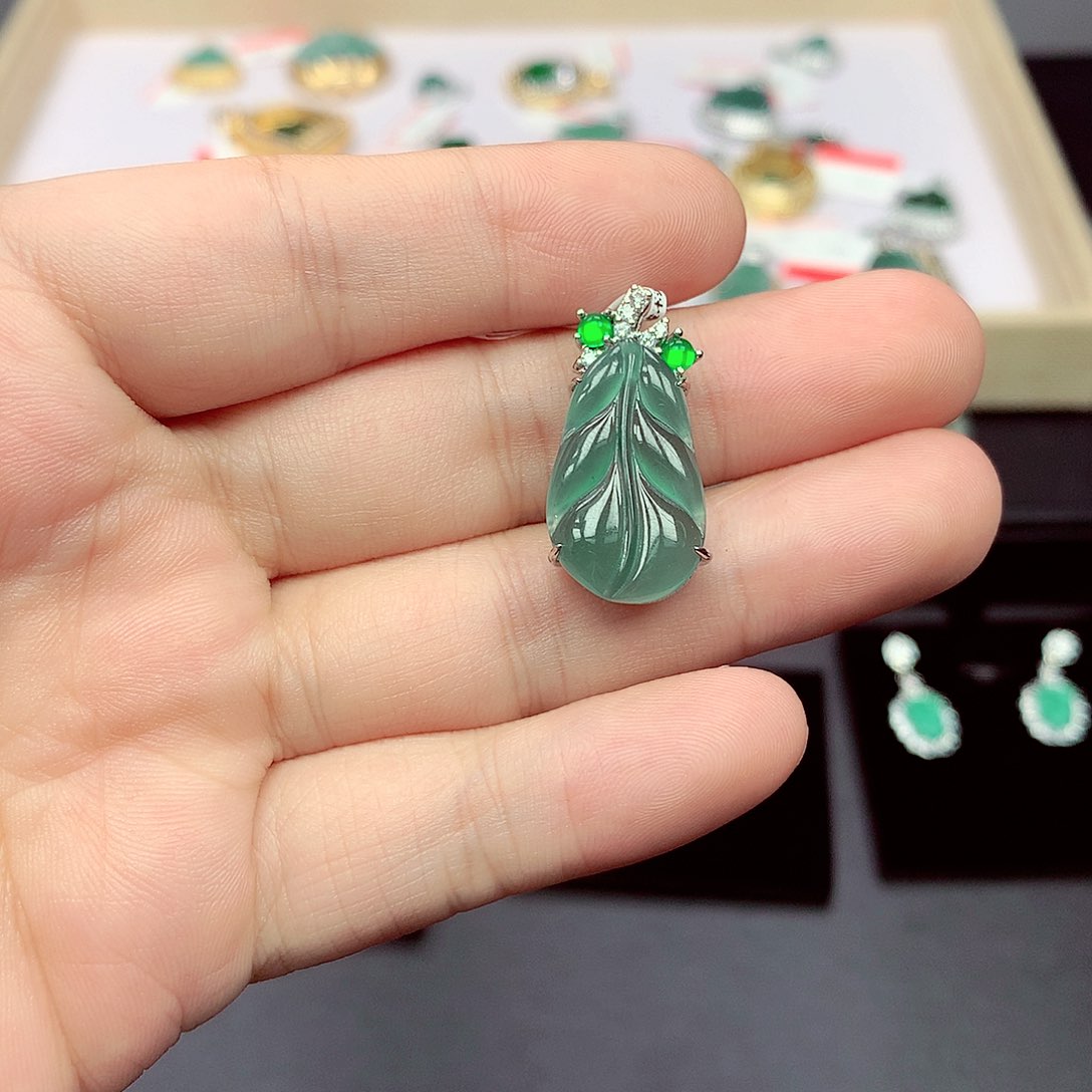 翡翠未镶嵌吊坠(赠链)