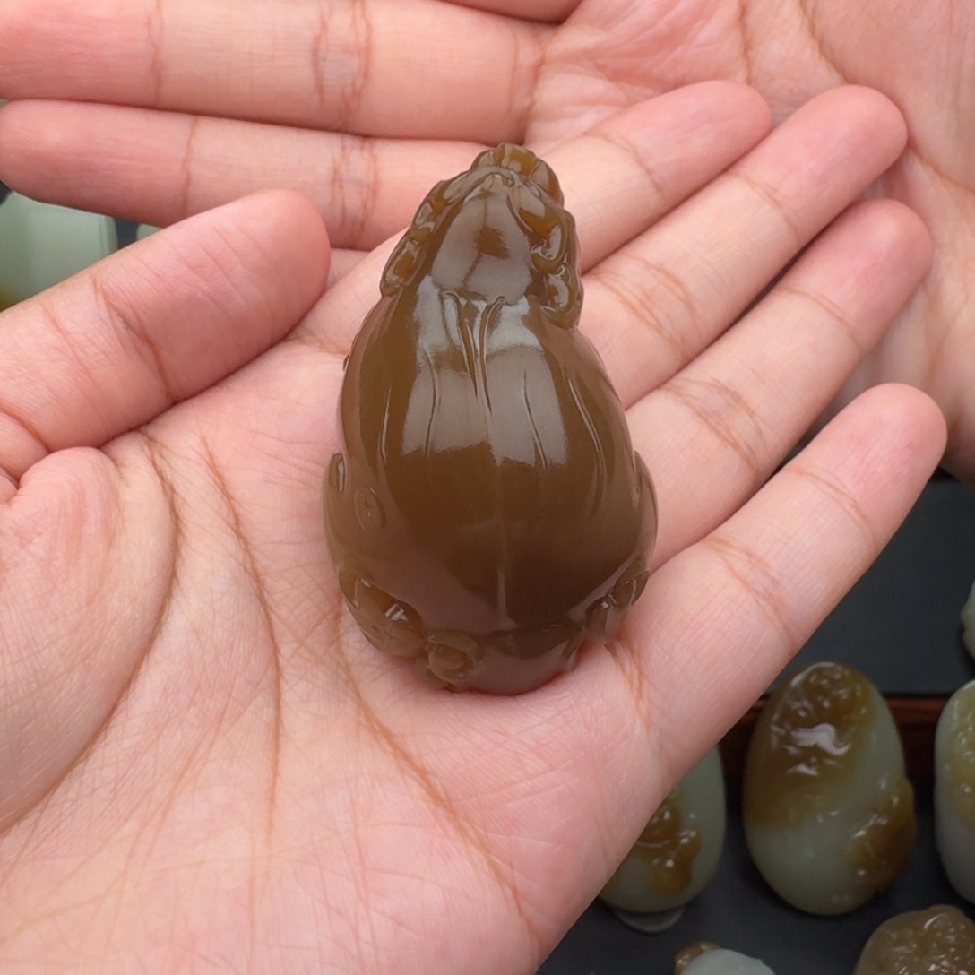 而***年和田玉未镶嵌颈饰