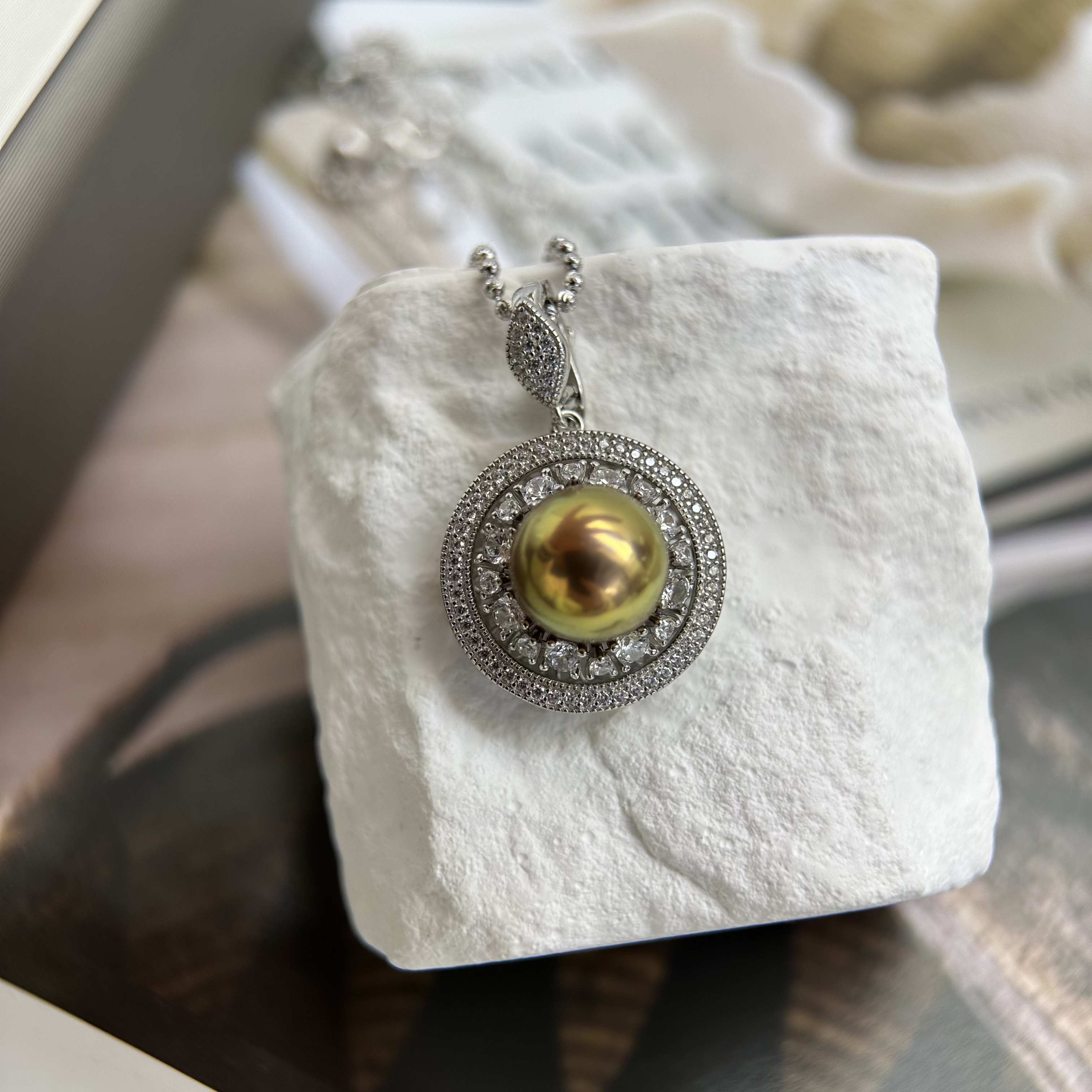 淡水珍珠项链吊坠牛油果色珍珠可旋转吊坠 含银链万能扣 基本无暇