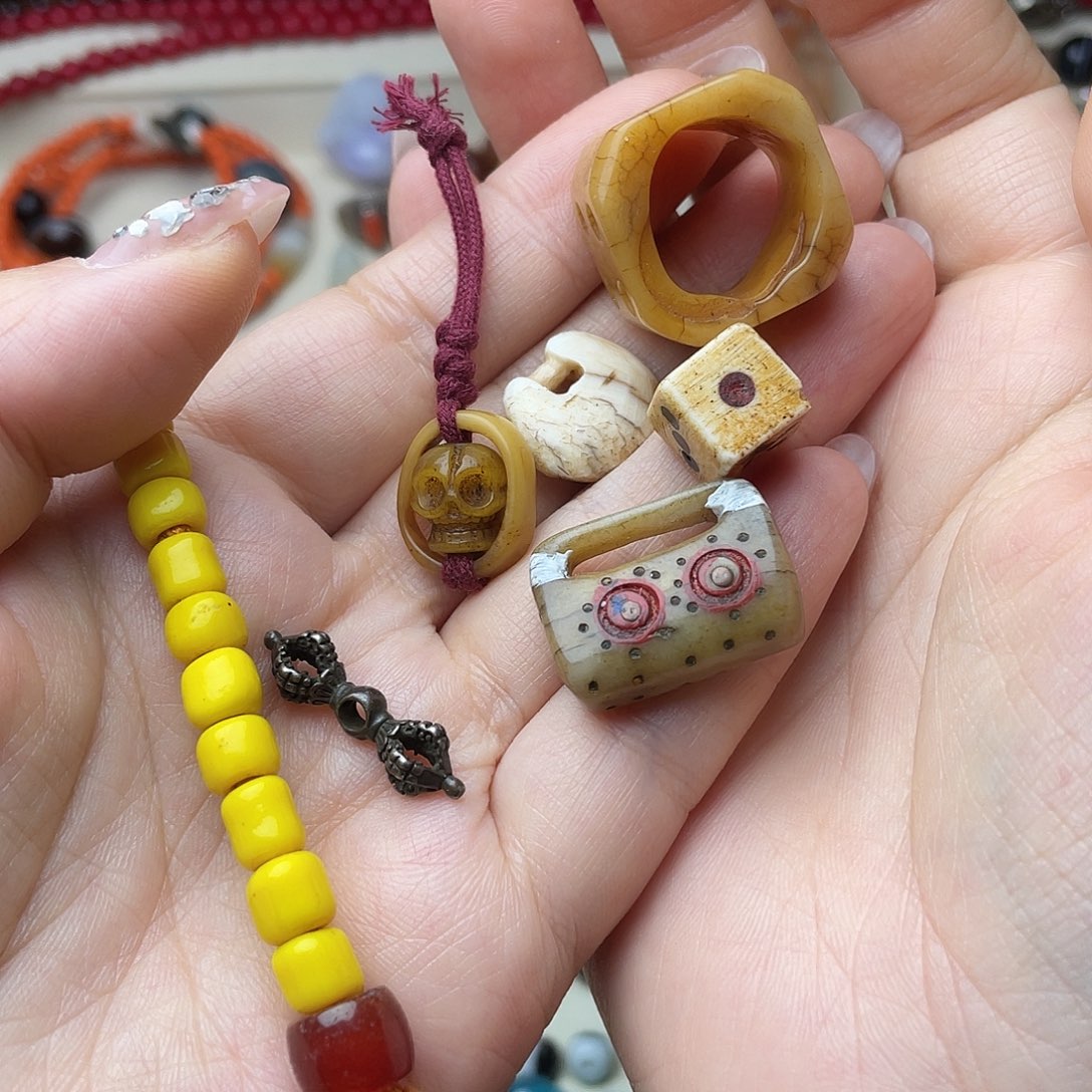 尢***学大叶紫檀（黑酸枝木类）