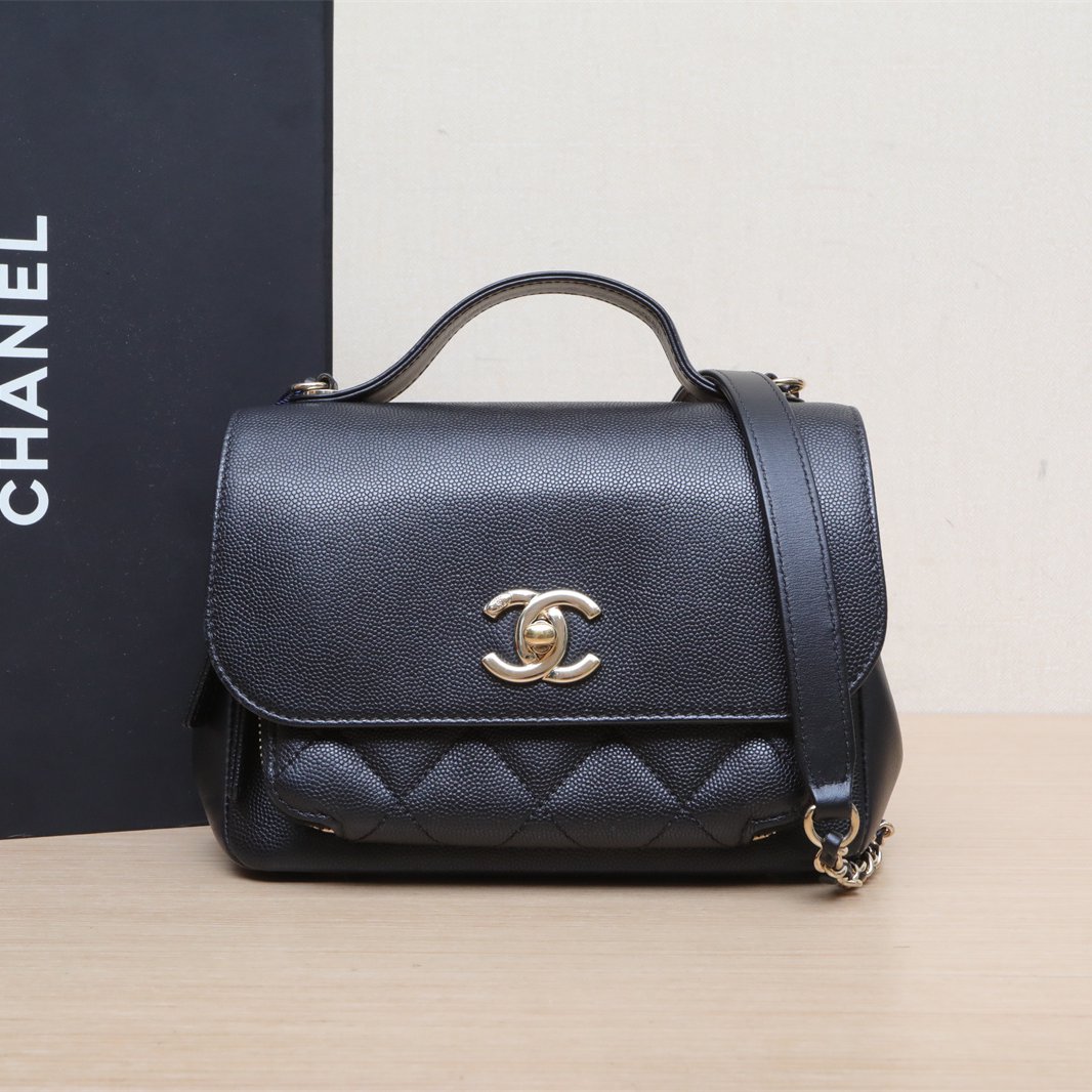 95新 Chanel/香奈儿 【黑黑】口盖邮差包 配手柄 小号 黑色 23开