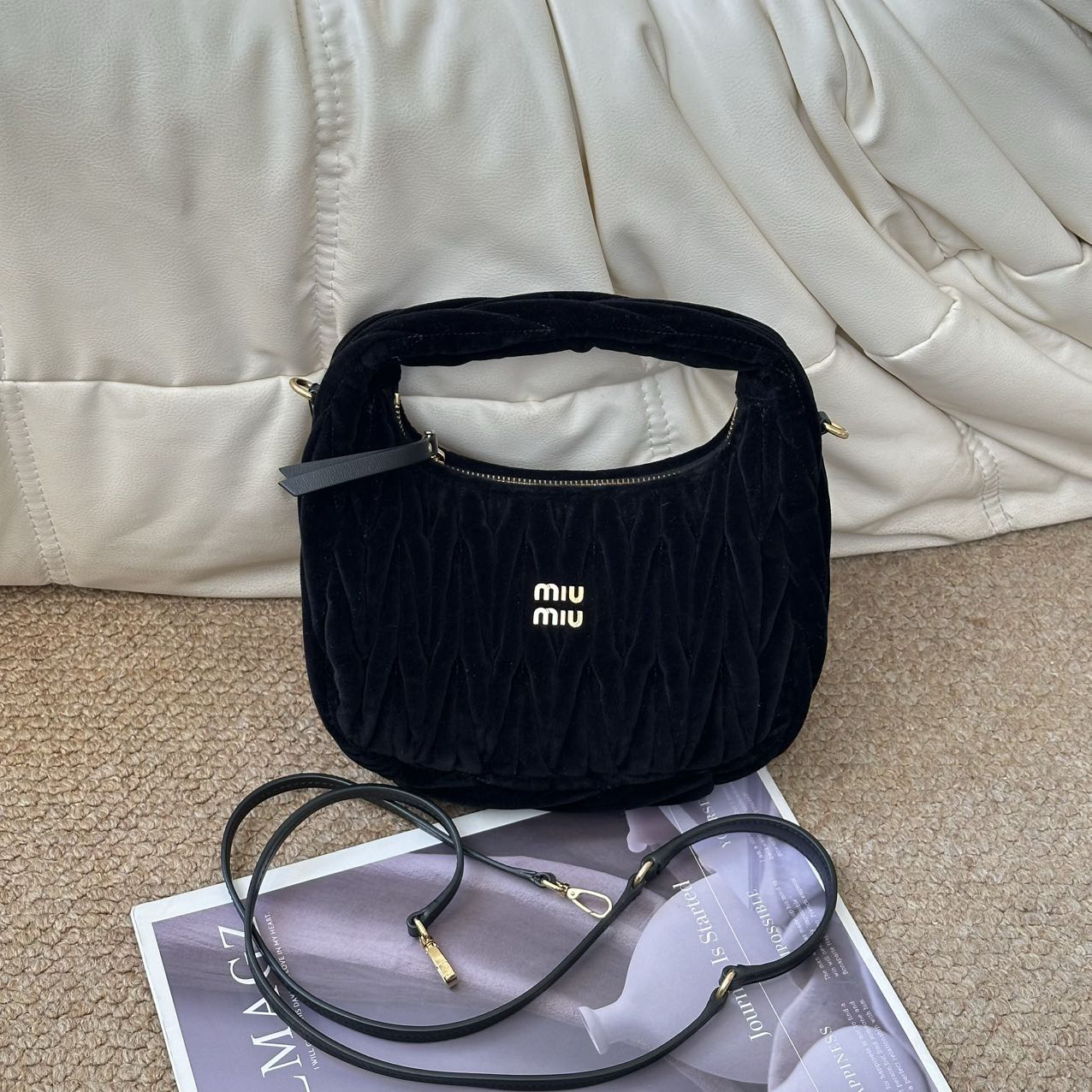 95新 MIU MIU/缪缪 黑银 丝绒 褶皱hobo中号单肩包/664544636