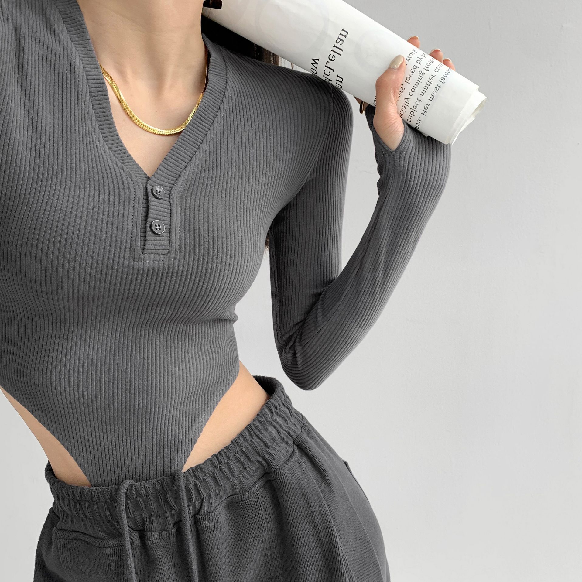 灰色T恤V领纽扣短款打底衫欧美风长袖运动针织极简风
