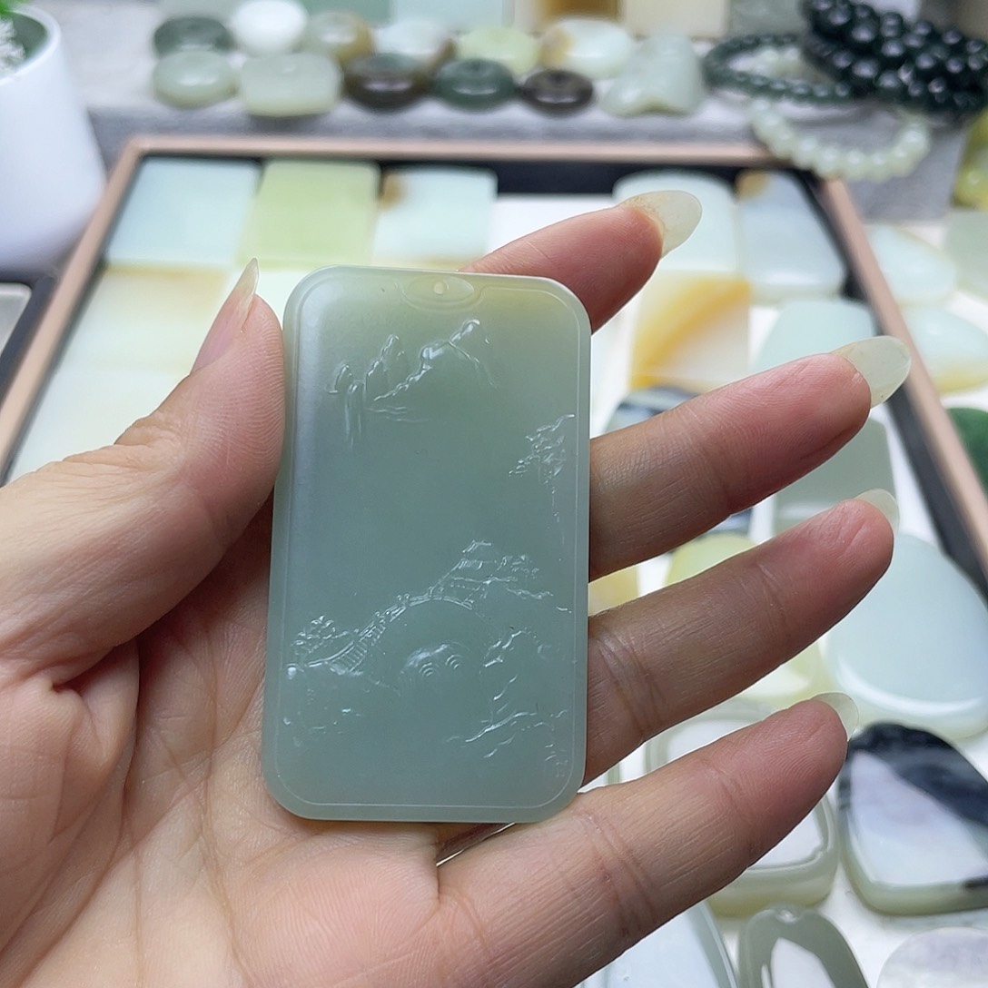 颈饰未镶嵌和田玉（糖玉）？**英