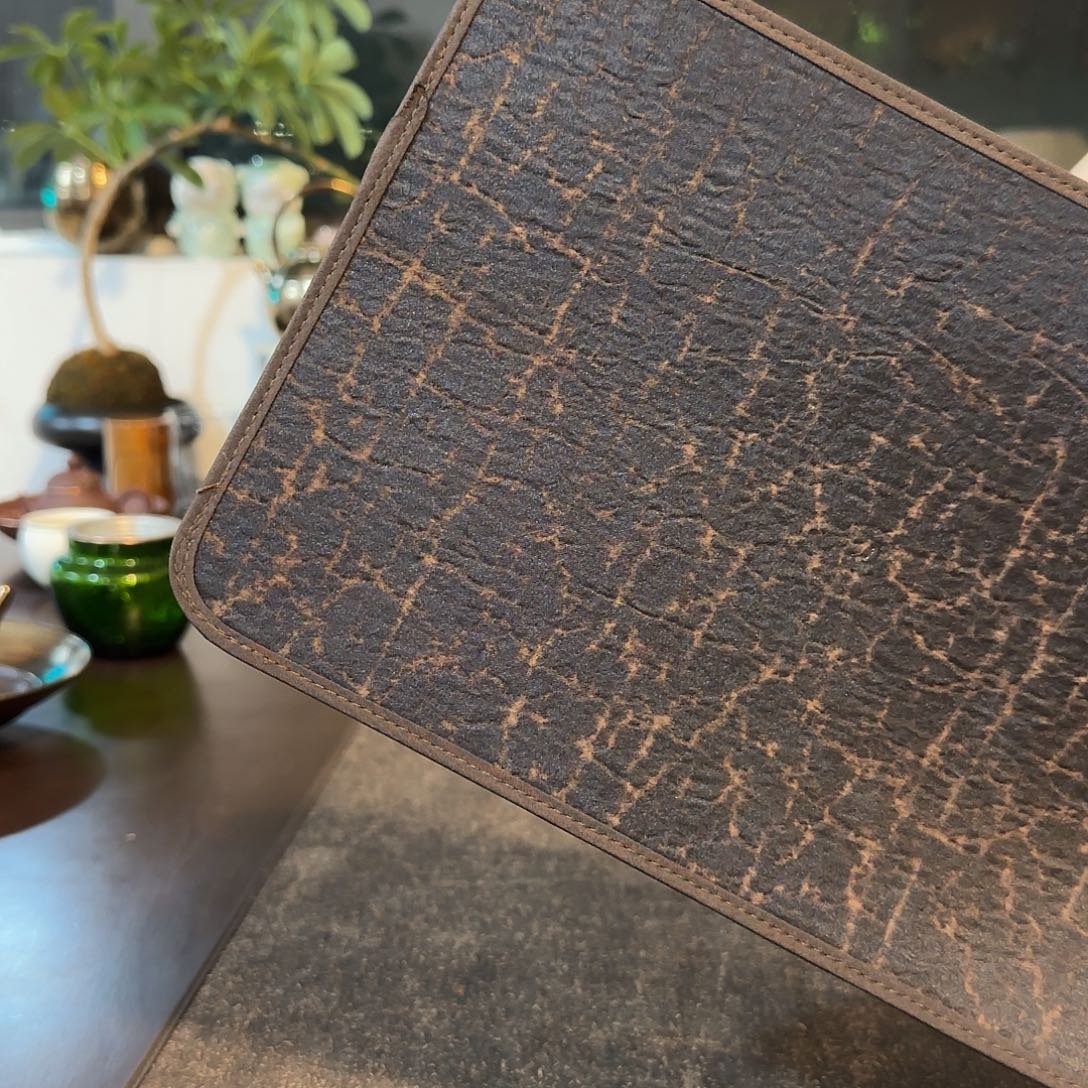 龟裂纹包边茶席。   