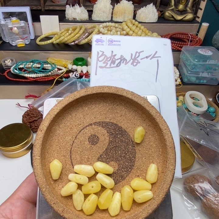 琥珀裸石未镶嵌三通一个