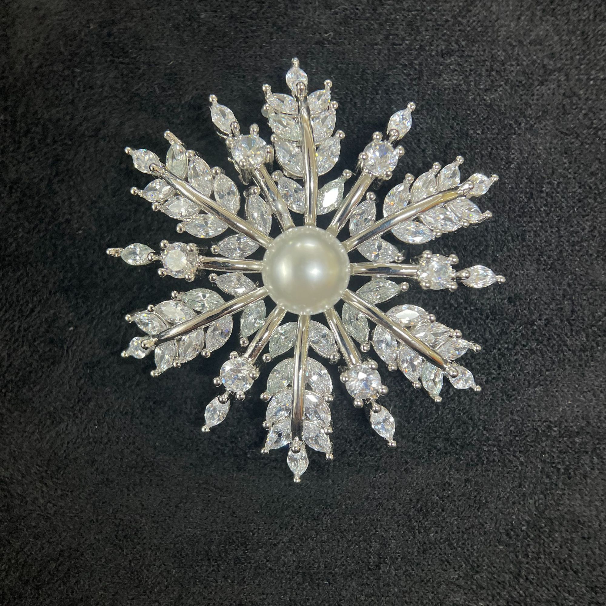 铜合金锆石胸针 麦穗手捧花爪镶皓石铜合金胸针