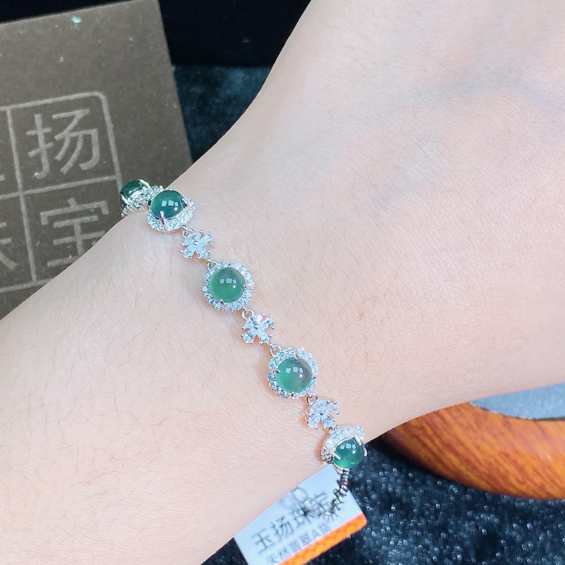 天然翡翠A货时尚百搭设计款手链通体S925银镶嵌