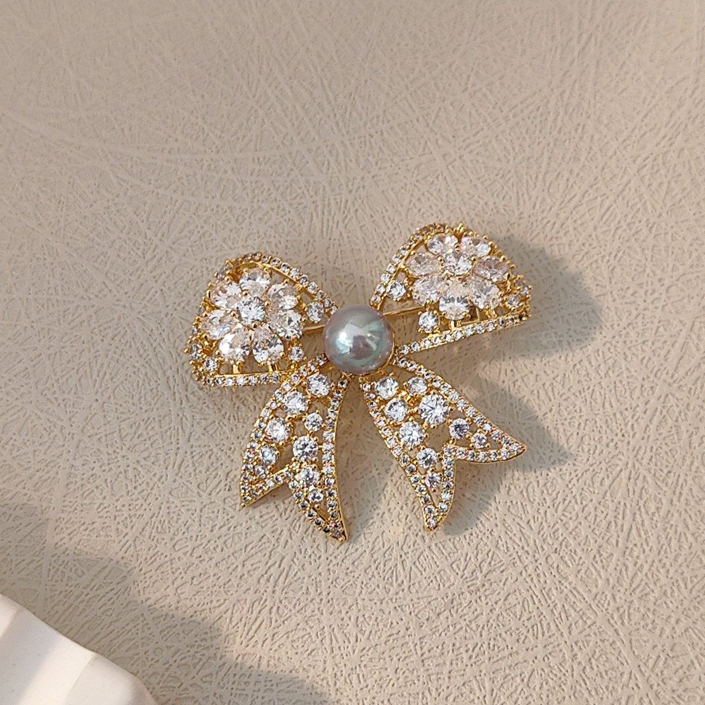 非金属羽毛胸针 NN金色蝴蝶结 灰珠 胸针7-8MM